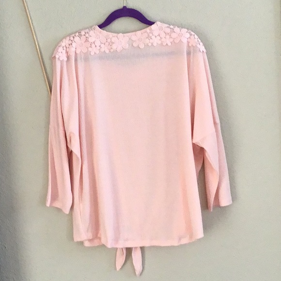 ELLE SPRING PINK top w/floral lace collar and front side tie details, XL. - Picture 5 of 8